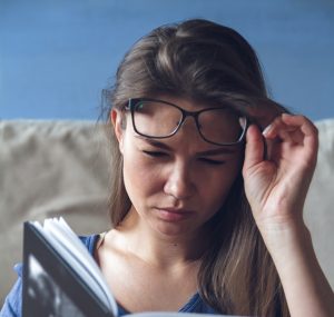 曾經做過激光手術，現在又要戴返眼鏡？了解原因及解決方案