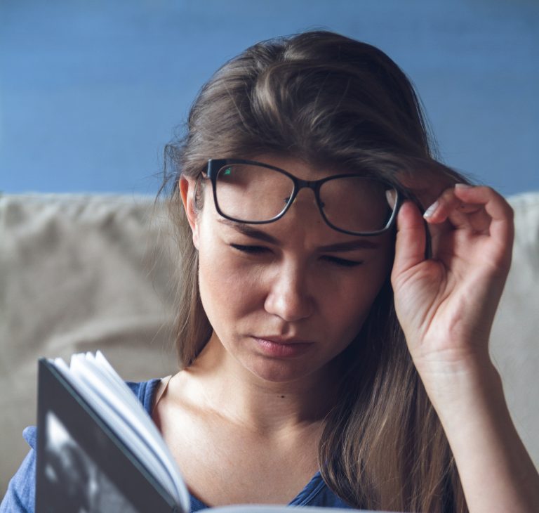 曾經做過激光手術，現在又要戴返眼鏡？了解原因及解決方案